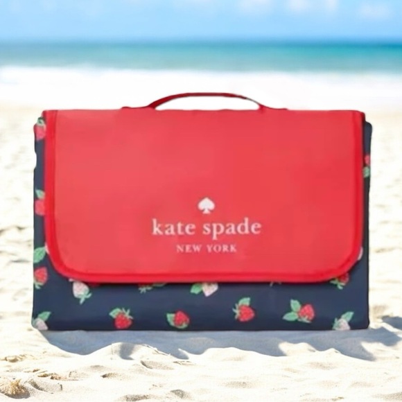 KATE SPADE NEW LARGE STRAWBERRY TOSS PACKABLE PICNIC BLANKET - Picture 1 of 6